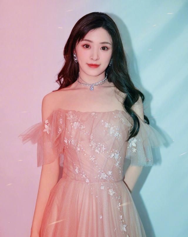 张含韵一身淡雅粉裙主持披荆斩棘的哥哥气质端庄甜美乖巧