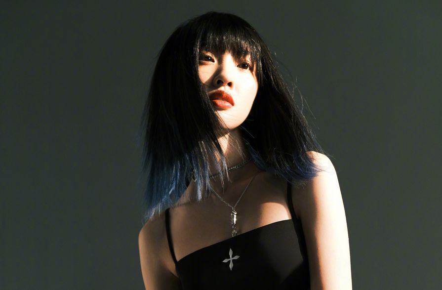 唐艺昕晒蓝黑渐变发色穿搭十分出彩尽显青春靓丽