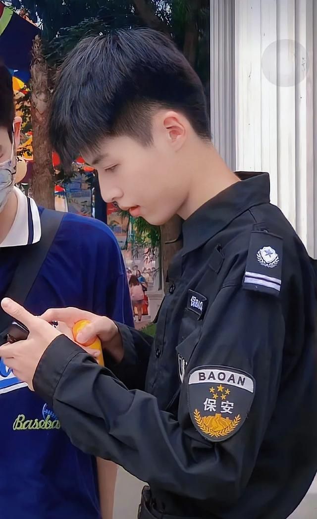 欢乐谷帅气保安小哥走红,这又是谁的青春?