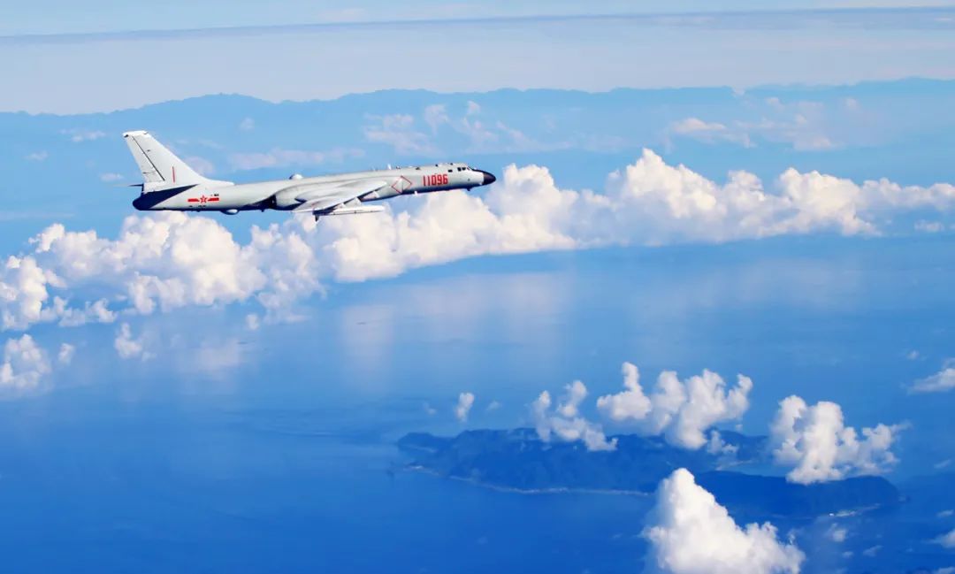 ▲资料图片：轰-6k等多型多架战机，编队飞越宫古海峡、巴士海峡，绕飞祖国宝岛。（新华社）