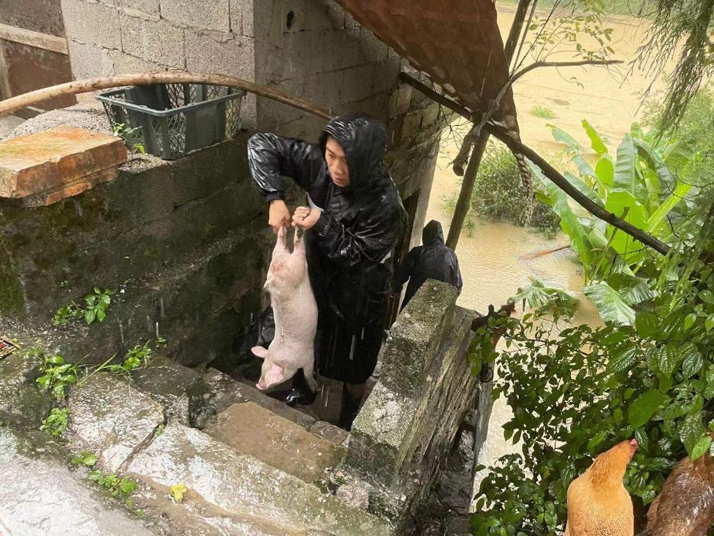 新华全媒+|战风雨 斗洪水 护平安——湖南洪涝灾区一线见闻