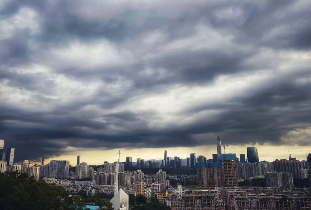 乌云压城既视感福田梅林片区雷电大雨阵阵袭来龙岗布吉片区深圳气象局