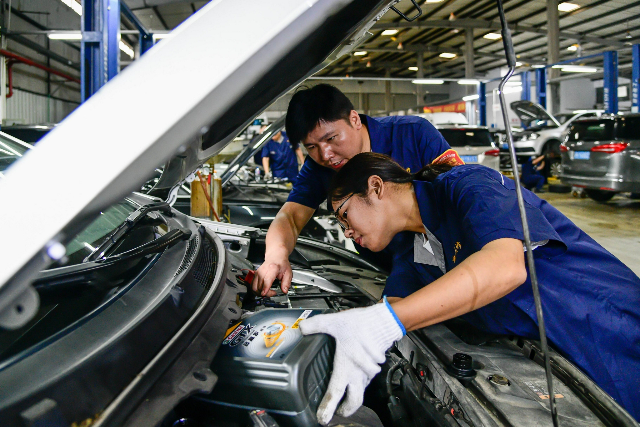 拜个工人当师傅|汽修工:"检查"二字常挂嘴边,拧的每个螺丝都关乎安全!