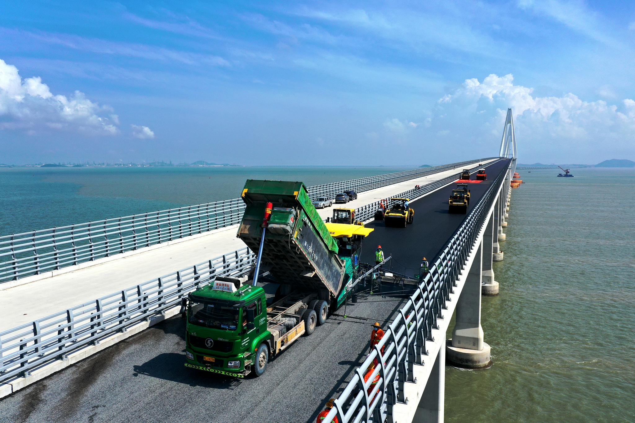 舟岱大桥海域段沥青路面开铺