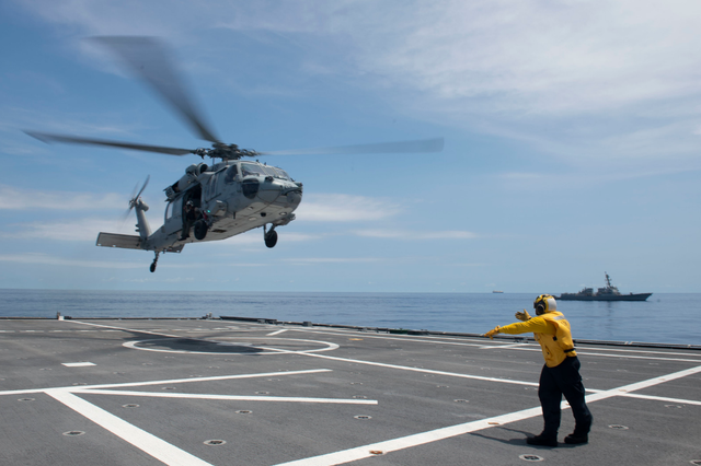 动了mh-60s和mh-60r舰载直升机,向海中投放和回收了"剑鱼"无人潜航器