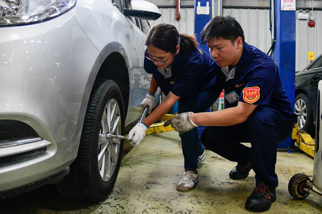 拜个工人当师傅|汽修工:"检查"二字常挂嘴边,拧的每个螺丝都关乎安全!