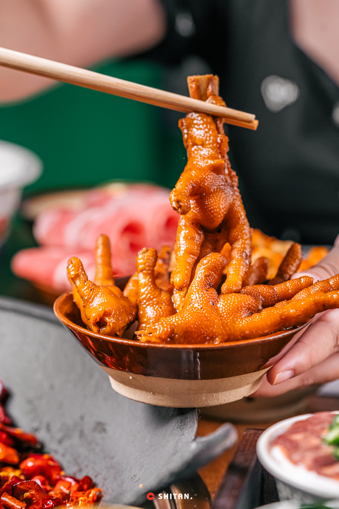 耙鸡脚:炖煮软烂,一抿脱骨