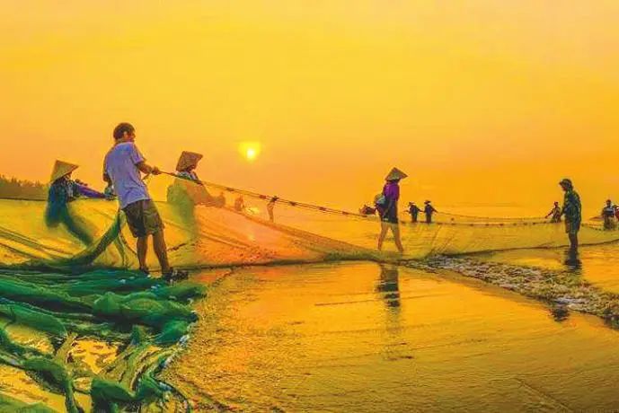 跟渔民一起收网拾虾蟹极有乐趣&nbsp; &nbsp; (防城港市文化广电体育