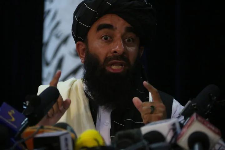 ▲8月17日，阿富汗塔利班发言人扎比乌拉·穆贾希德在塔利班进入喀布尔后举行的首次记者会上讲话。图/新华社