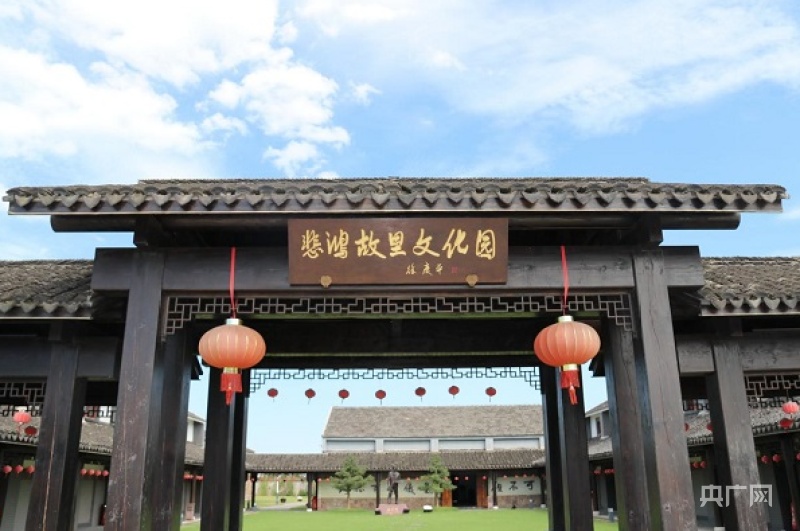 以一代美术大师徐悲鸿的故居为核心的悲鸿故里文化园,便被包裹其中.