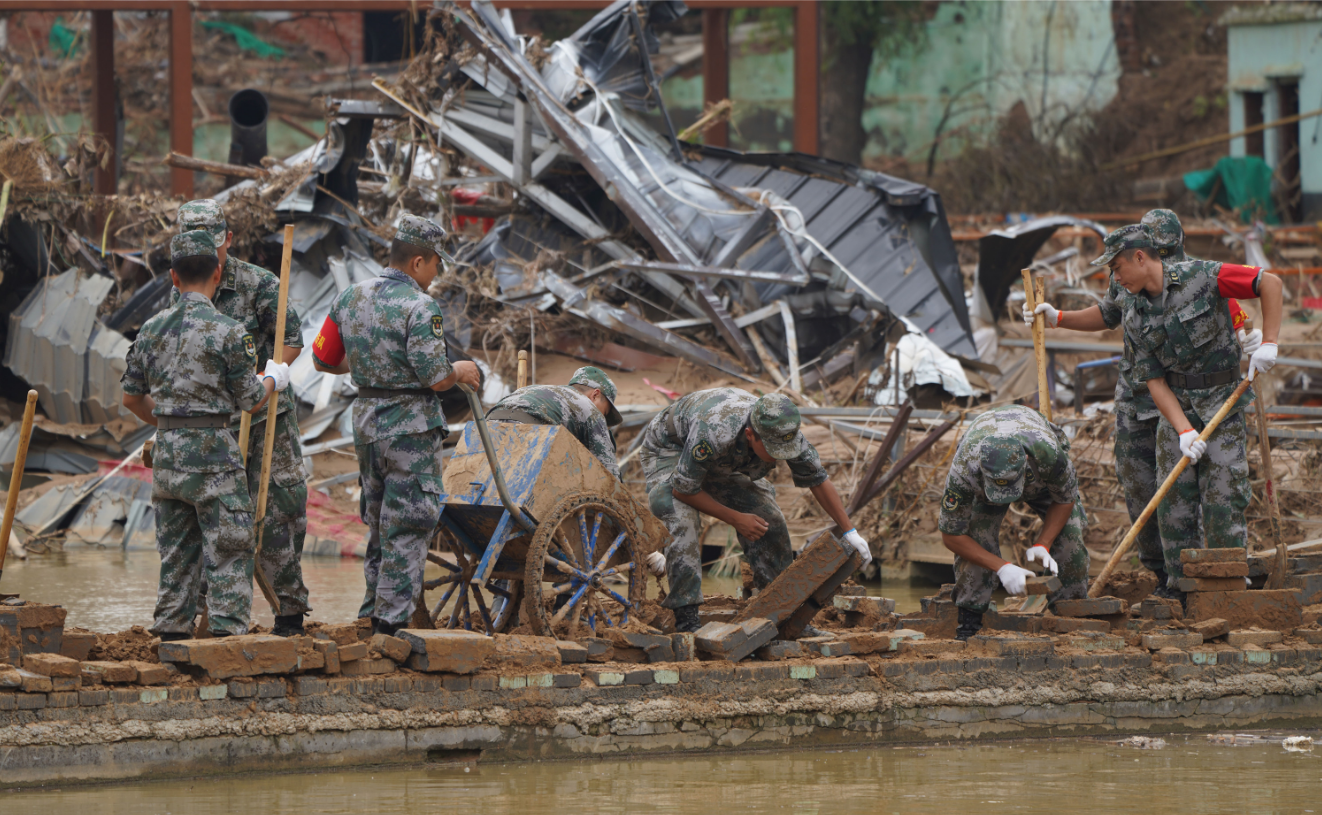 郑州闪耀在暴雨中的那一抹红