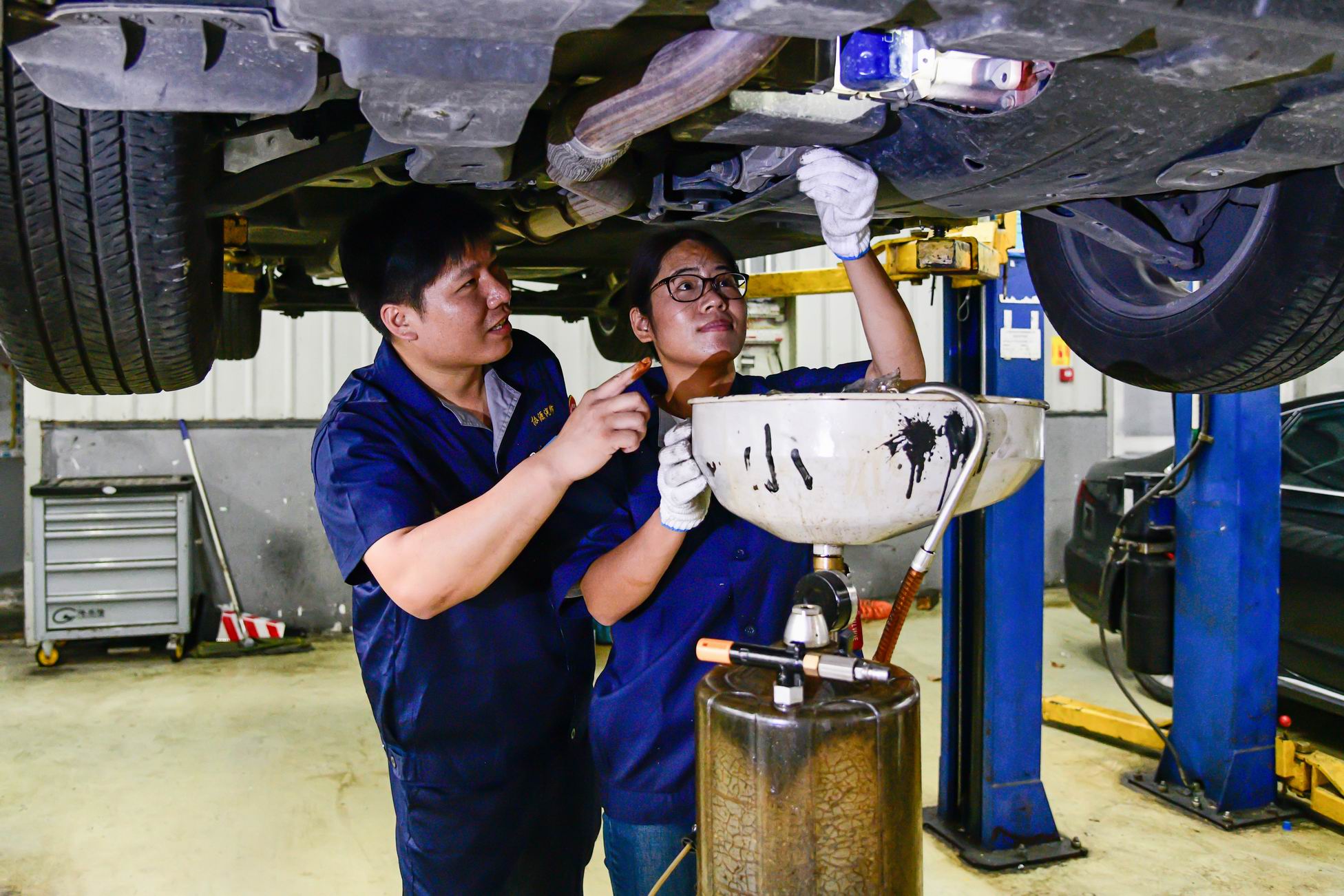 拜个工人当师傅|汽修工:"检查"二字常挂嘴边,拧的每个螺丝都关乎安全!