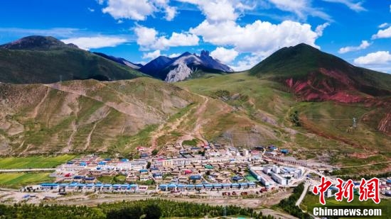 航拍大山下昌都洛隆县康沙镇,一栋栋藏式风格小楼整齐排列,水泥路通到