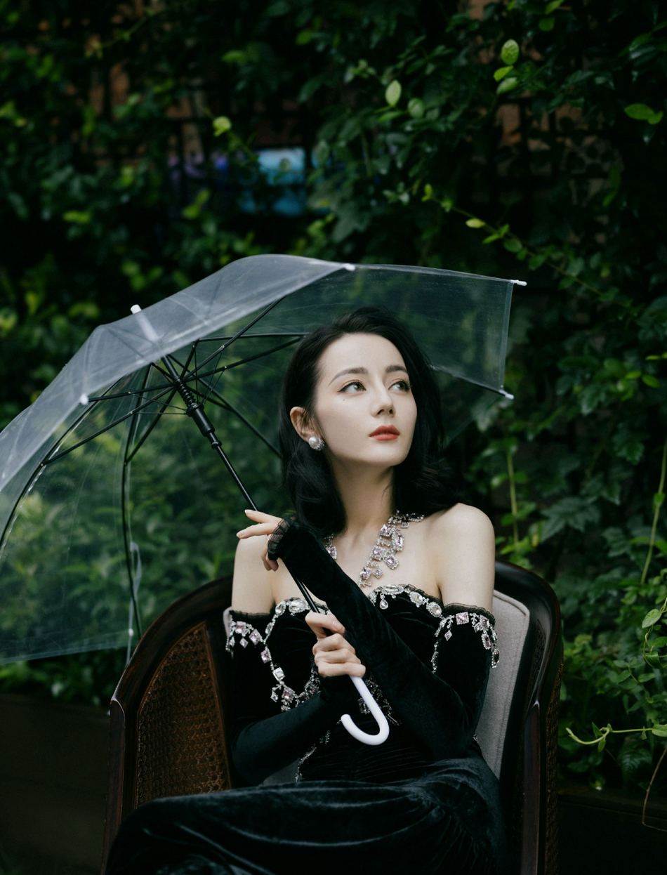 迪丽热巴穿黑色亮钻抹胸裙 高贵优雅楚楚动人