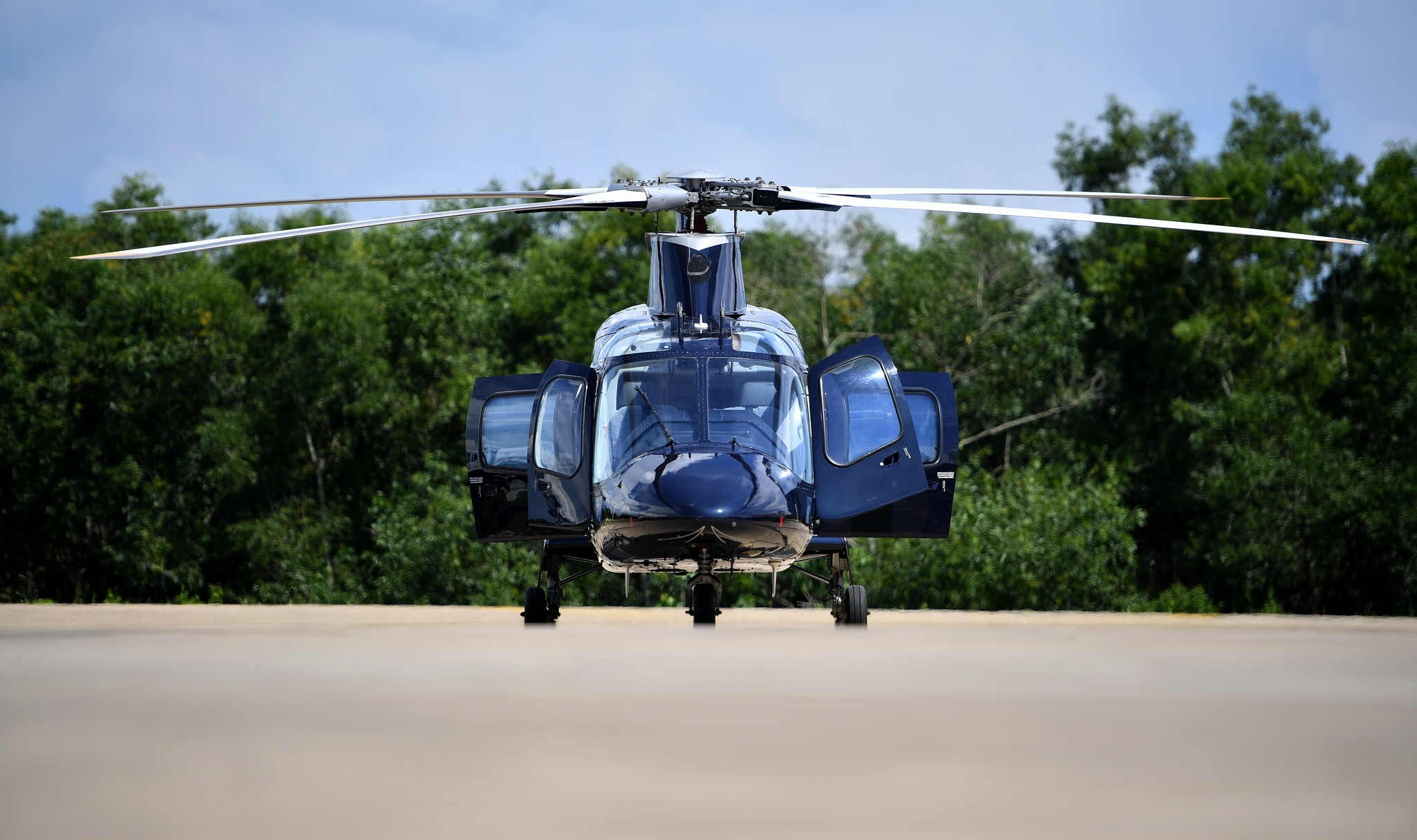 的海南自贸港首架"零关税"进口的阿古斯塔109e型直升机(无人机照片)