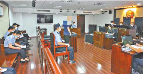 涉案公司的招贴及庭审现场 