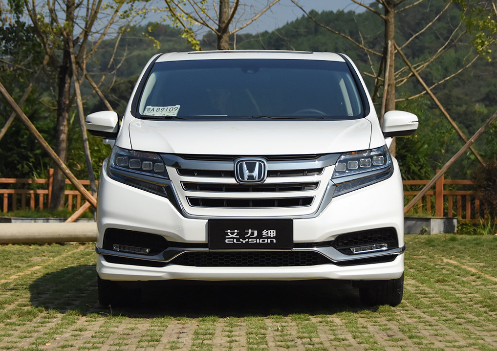 不过这套外观在本田家族里已沿用多年,即便混动版本加上了日版运动