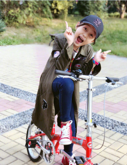 牛仔裤,外搭军绿色的外衣,如许的装束穿在纪姿含身上有一丝丝的成熟范