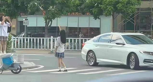 女子斑马线上爬行拍照,穿JK制服惹争议,网友:丢人现眼休闲区蓝鸢梦想 - Www.slyday.coM 女子斑马线上爬行拍照,穿JK制服惹争议,网友:丢人现眼休闲区蓝鸢梦想 - Www.slyday.coM