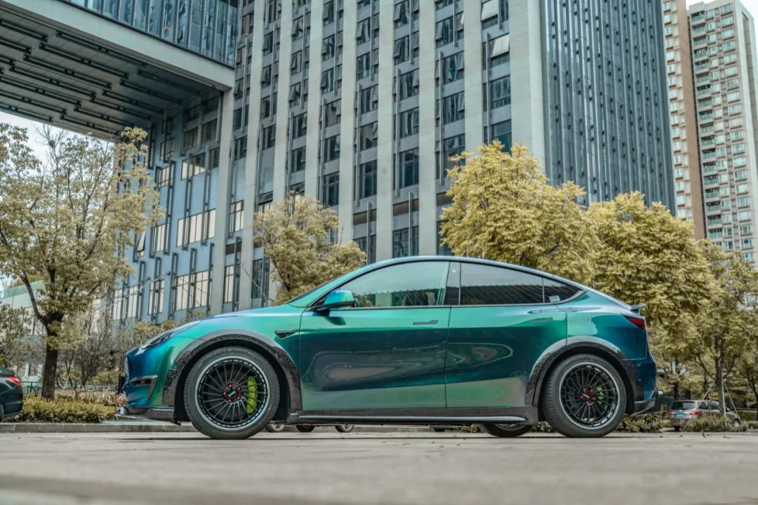 特斯拉modely全面改装车美士碳纤维宽体变色膜回头率爆棚