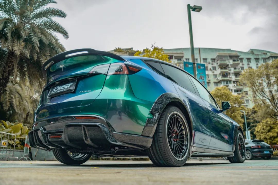 特斯拉modely全面改装车美士碳纤维宽体变色膜回头率爆棚