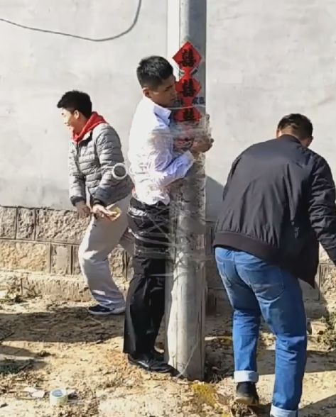 婚礼当天新郎被绑票捆在电线杆上后众人做出事让人气愤
