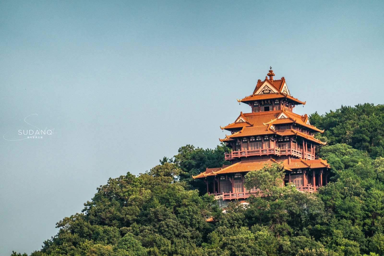 武汉东湖边上有这么一座建筑,展现楚国之雄风,令人想起古荆州