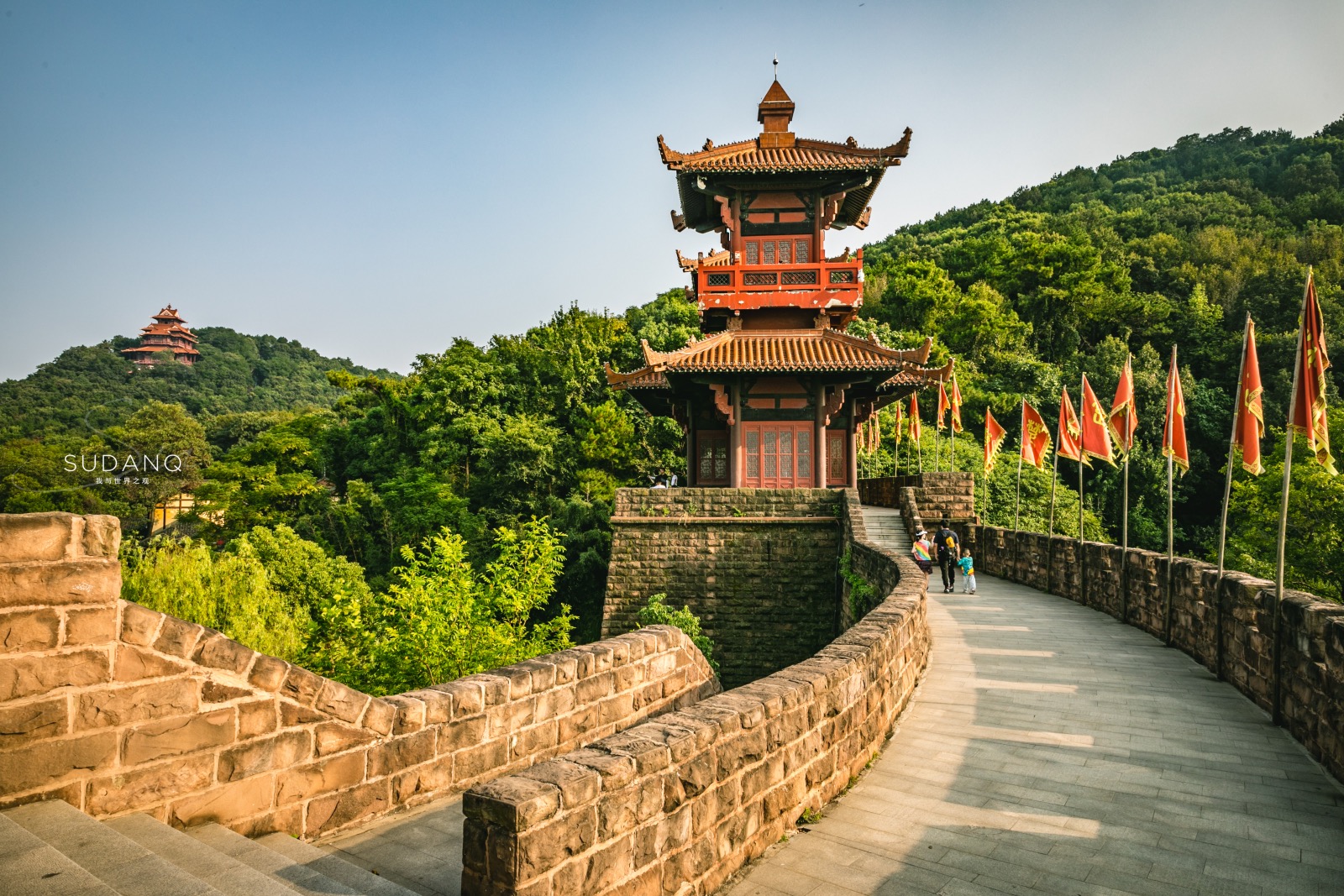 武汉东湖边上有这么一座建筑,展现楚国之雄风,令人想起古荆州