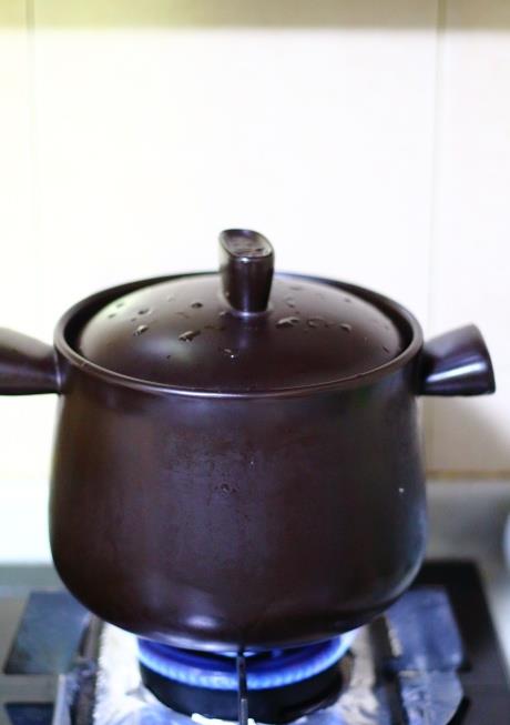 4,将焯水后的排骨和洗净切丝的生姜放入汤锅中,加入2l清水盖上盖子