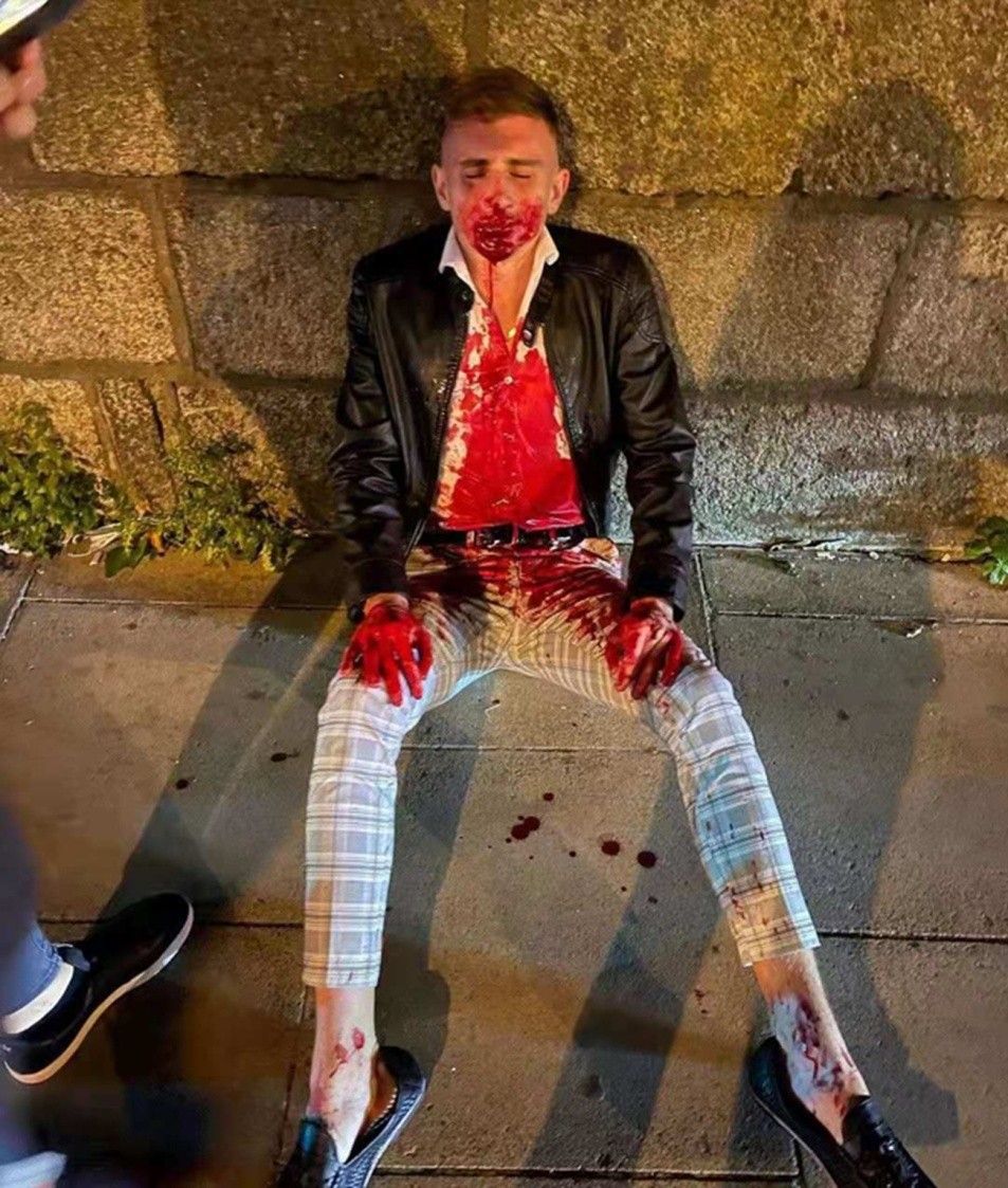 据了解,事发当天凌晨12点多,杰克61伍利和一位朋友在酒吧消费后