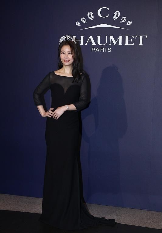 林心如挺大肚亮相像怀孕!穿一身黑戴王冠,肚子藏不住太像孕妇