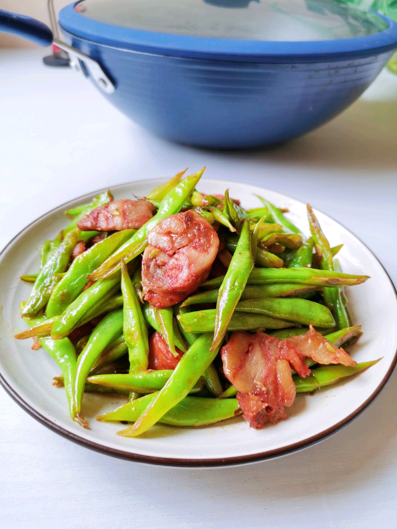家常小炒四季豆炒腊肠,清脆爽口,营养均衡,是下饭必备菜