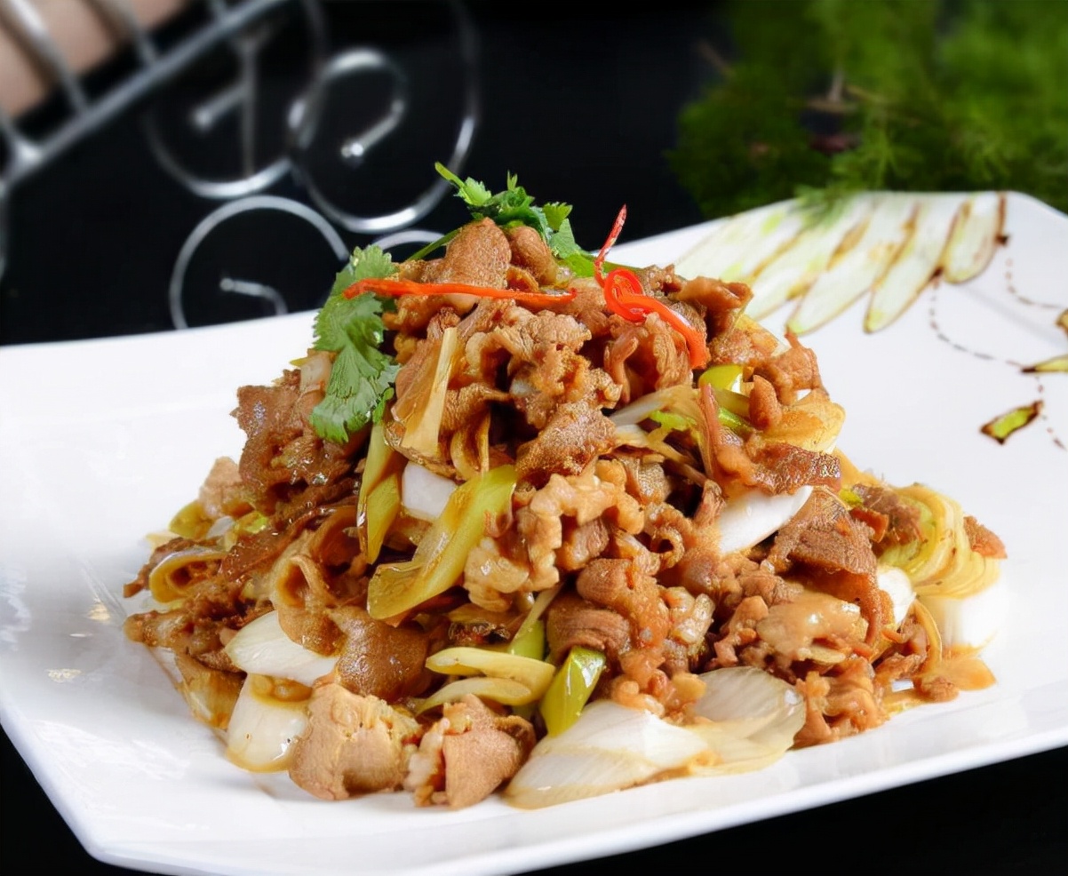 家庭版葱爆羊肉葱香浓郁肉质鲜美搭配米饭好吃到停不下来