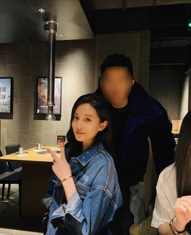 毛阿敏快瘦成麻杆!拎2万包穿潮服腰比裤管还细,17岁女儿超美