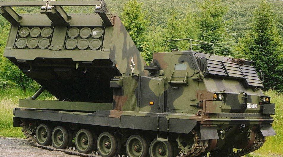 m270"多管"火箭炮装载和射击训练