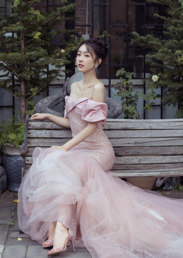 宣璐新造型释出粉色拼接人鱼裙美出新高新剧来袭太期待