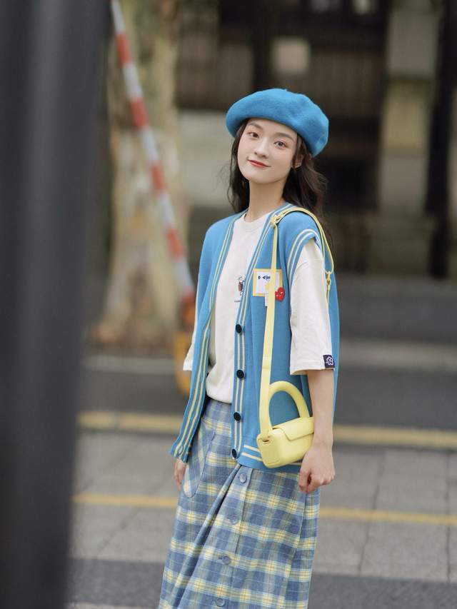 适合20岁左右的女生穿衬衫搭配半身裙穿起来简约又有层次感