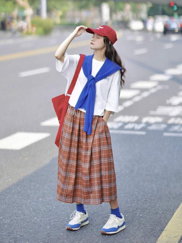 适合20岁左右的女生穿衬衫搭配半身裙穿起来简约又有层次感