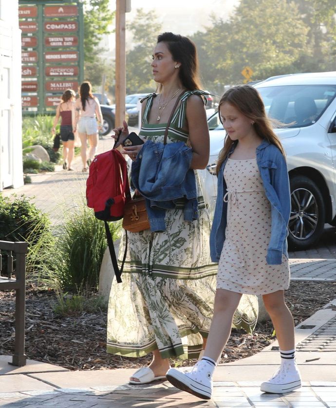 超模aa和女儿安雅大街上闹别扭被偷拍,时尚着装格外抢眼