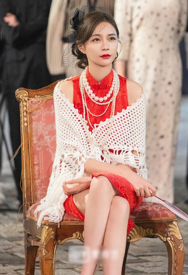 沈梦辰为了秀腿真拼,穿短款旗袍还开高叉,珍珠项链一颗比一颗大