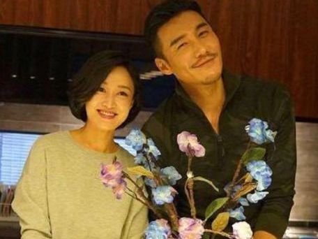 胡兵赵子琪官宣结婚两人手持结婚证宣誓笑容甜蜜引人质疑