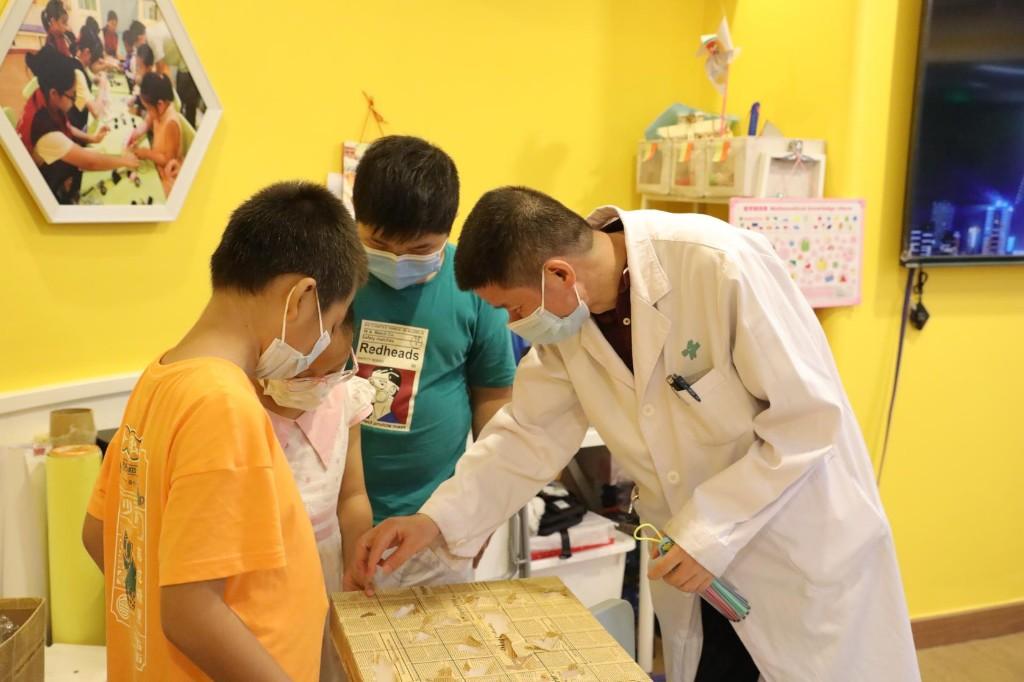 医师节快乐!深圳儿童医院vcare关爱空间患儿为医生送祝福