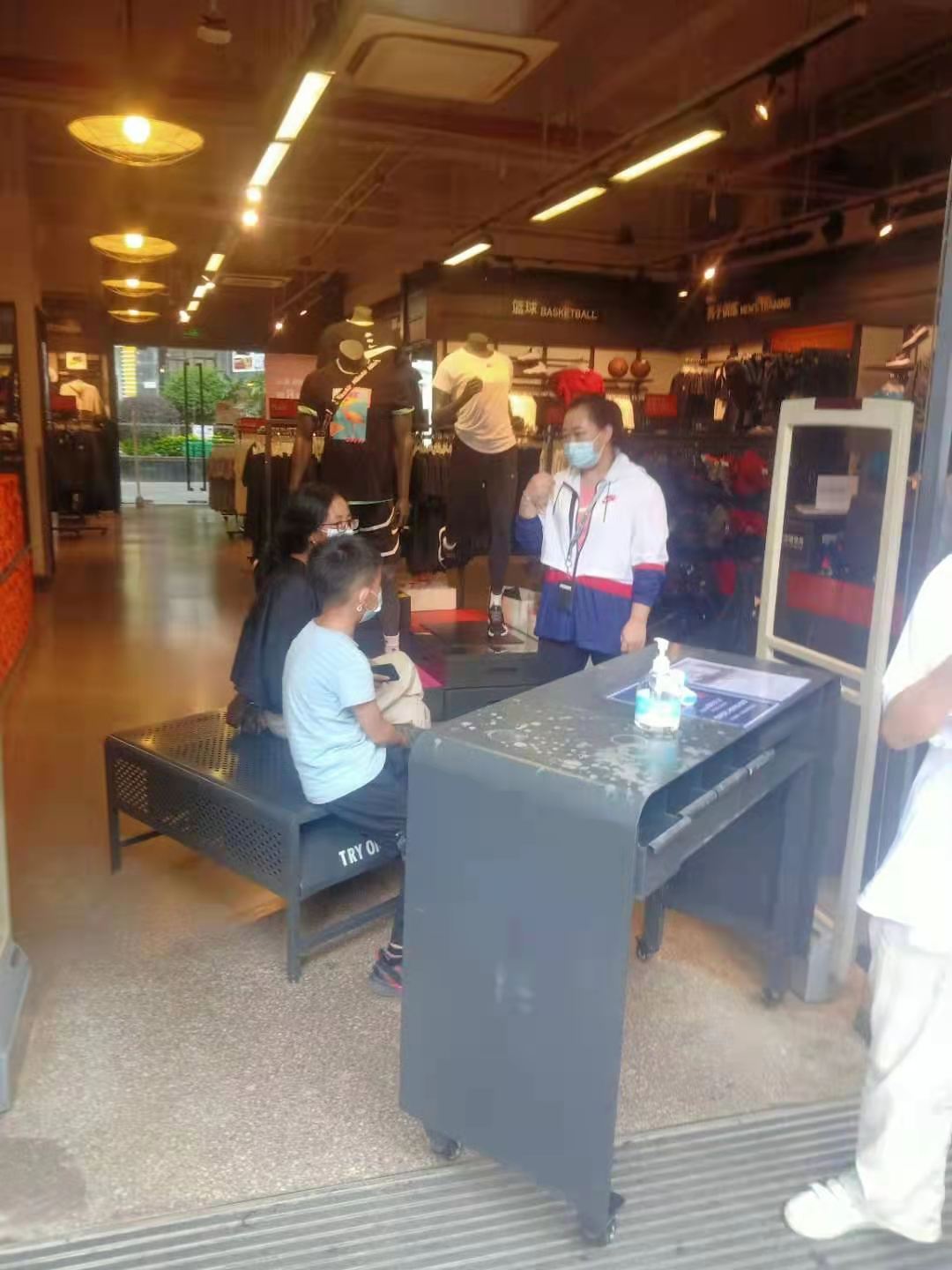 9岁男孩在云南一耐克店被抢走选中的衣服，父亲称因穿着简陋遭歧视，回应：已反馈总部休闲区蓝鸢梦想 - Www.slyday.coM