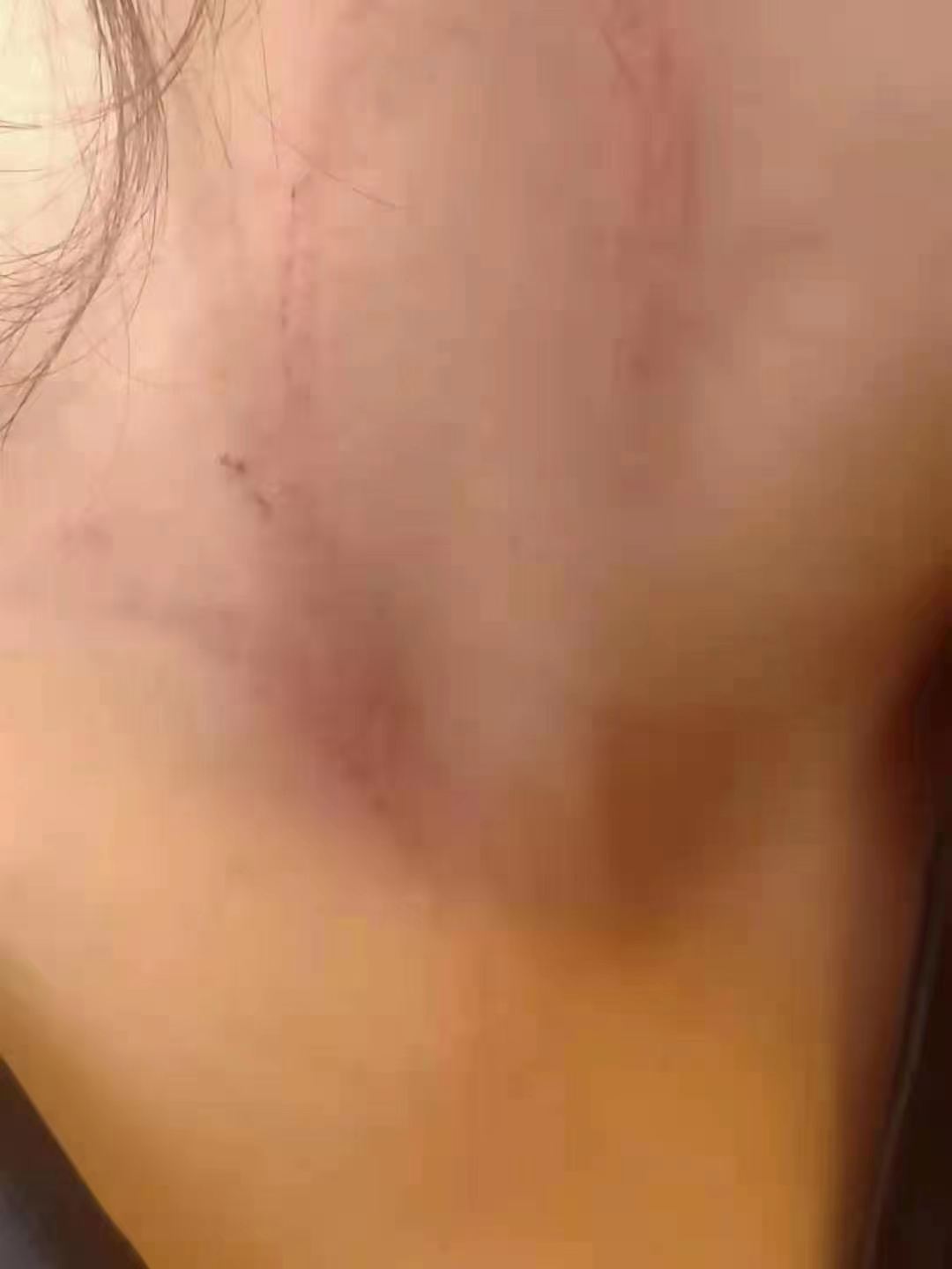 9岁男孩在云南一耐克店被抢走选中的衣服，父亲称因穿着简陋遭歧视，回应：已反馈总部休闲区蓝鸢梦想 - Www.slyday.coM