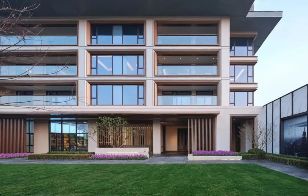 如今的一手房,开始大量采用玻璃元素,玻璃幕墙,同样也于如今的房子,多