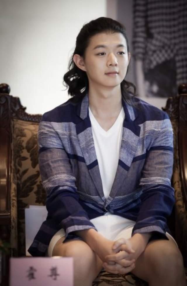 作家陈岚直播中称赞霍尊,直言他清白无辜很单纯,却遭网友反对