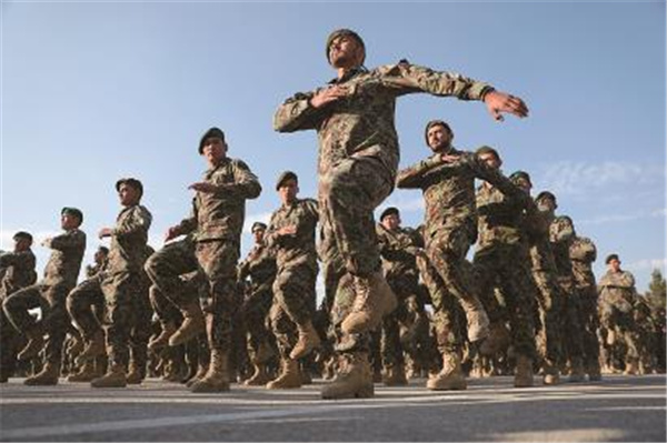  图说：阿富汗政府军在阅兵式上