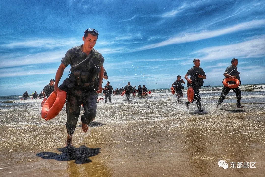 驻闽某合成旅在东南某海域组织武装泅渡训练锤炼海上作战技能