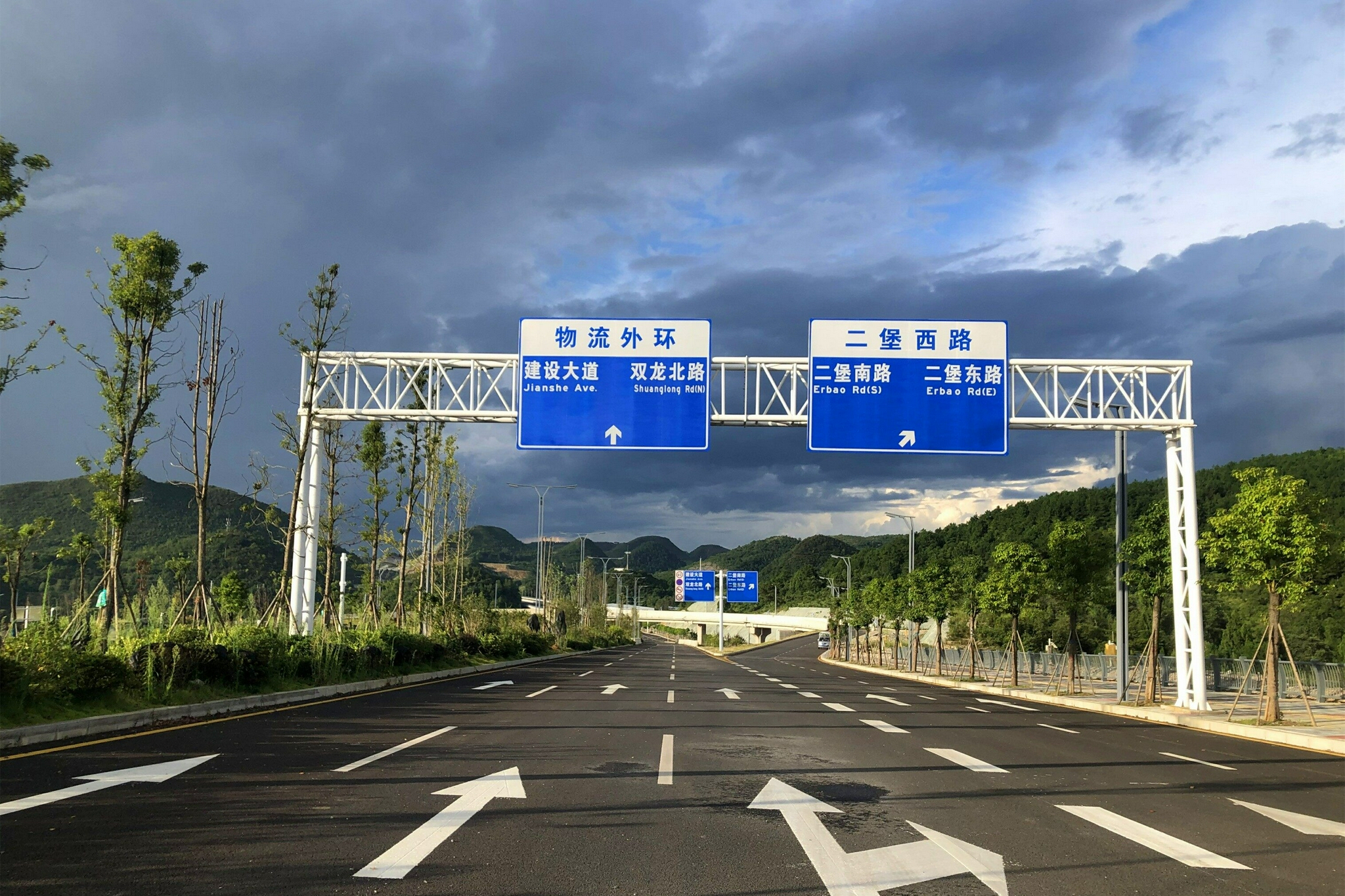 贵州双龙航空港物流外环道路工程通过竣工验收