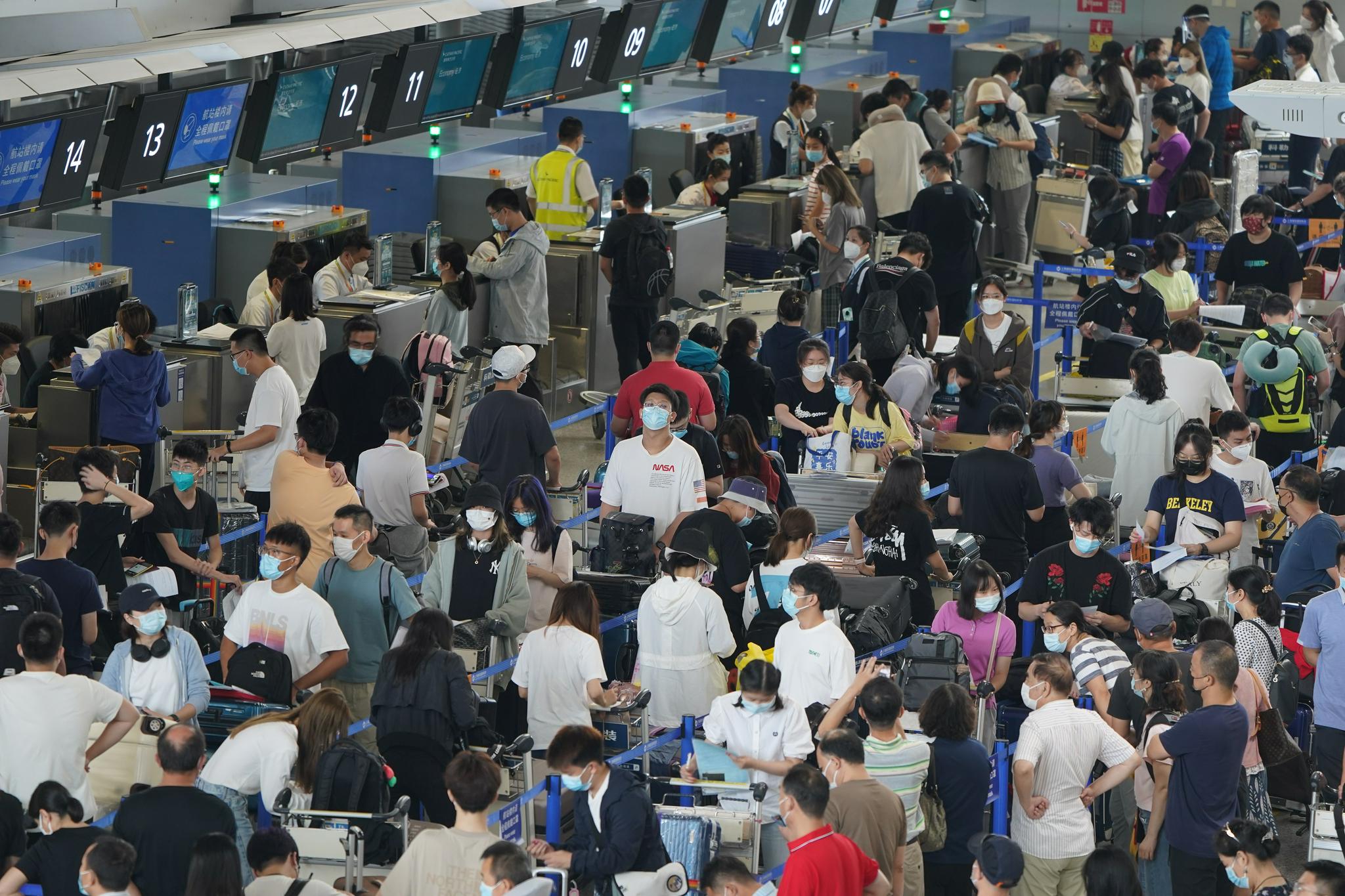 8月19日,上海浦东国际机场,留学生排队值机.